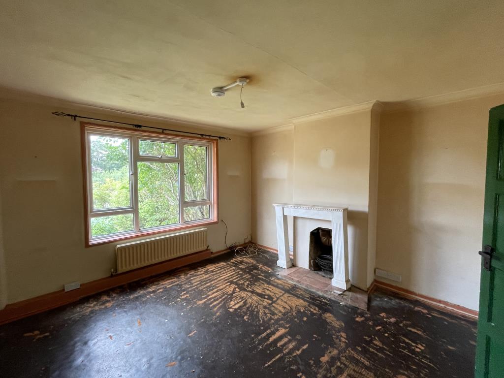 Lot: 20 - SEMI DETACHED HOUSE FOR IMPROVEMENT - living room in semi for improvement